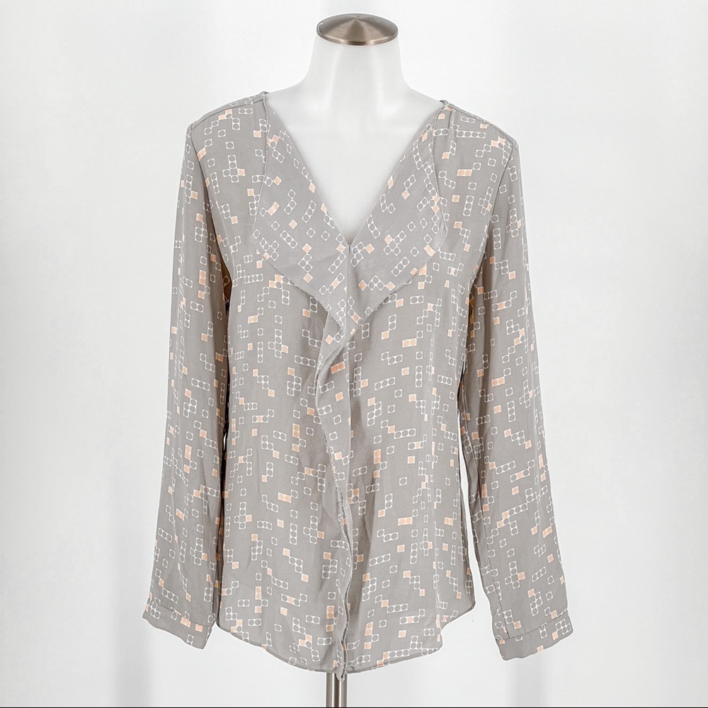 Halogen Large  blouse Gray, pink Soft geometric Pattern V Neck Ruffle! - Picture 3 of 8